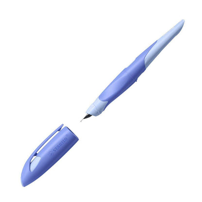 Ergonomischer Schulfüller für Rechtshänder mit Standard-Feder M - STABILO EASYbirdy Pastel Edition in blau/hellblau - Einzelstift - inklusive Patrone - Schreibfarbe blau (löschbar)