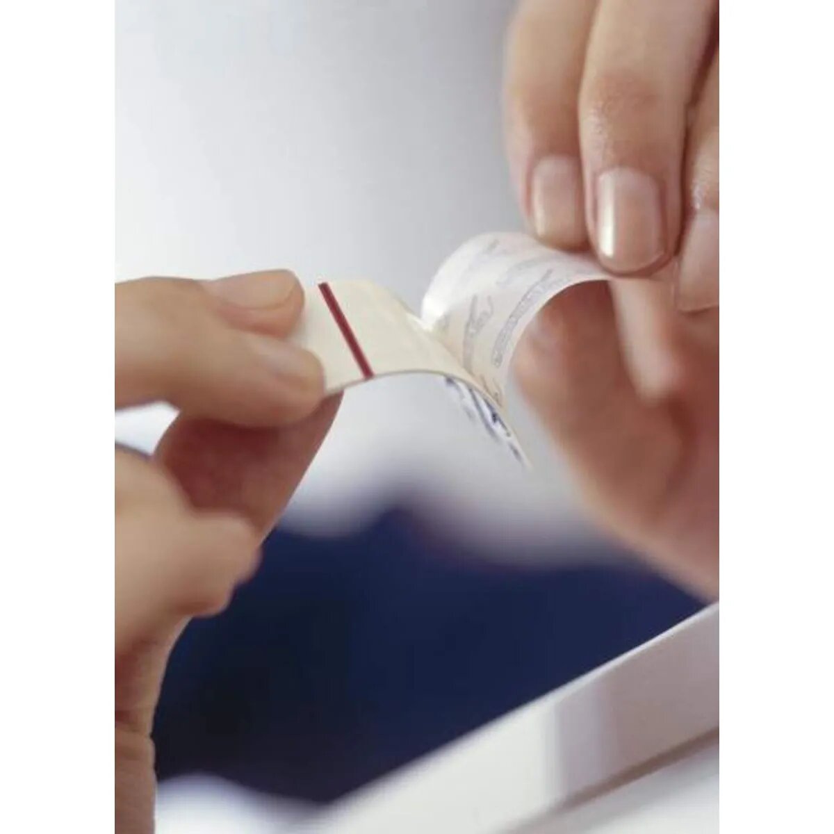 tesa-powerstrips-large-10-strips-F1BA25654.jpg
